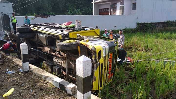 Kantuk Berat, Sebuah Truk Tabrak Tiang Telepon Sebelum Rebahan di Sawah Warga
