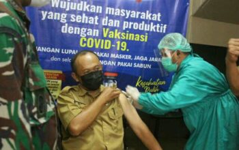 Kepala Puskesmas Langkaplancar Orang Pertama Disuntik Vaksin