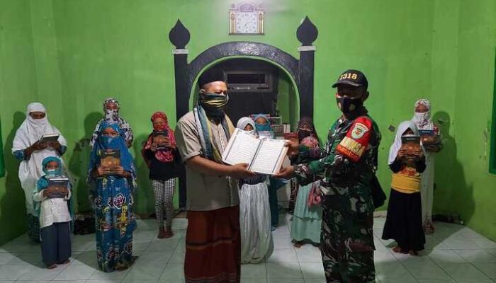 Koramil 1318 Padaherang Serahkan Bantuan Alquran untuk Pesantren
