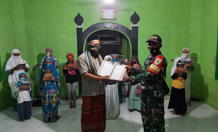Koramil 1318 Padaherang Serahkan Bantuan Alquran untuk Pesantren