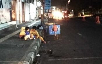 Menengok Tiga Bocah Pemulung di Kota Tasikmalaya, Bekerja Hingga Malam