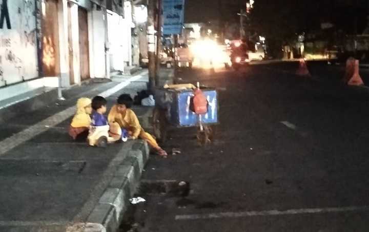 Menengok Tiga Bocah Pemulung di Kota Tasikmalaya, Bekerja Hingga Malam
