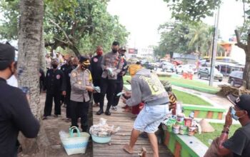 POLRI Gencar Bagikan Masker Gratis Untuk Memutus Rantai Penyebaran Covid-19