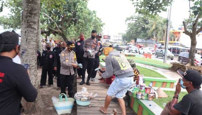 POLRI Gencar Bagikan Masker Gratis Untuk Memutus Rantai Penyebaran Covid-19