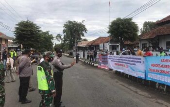 Puluhan Massa Aliansi Masyarakat Peduli Desa Pangandaran Datangi Kantor Desa