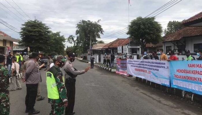 Puluhan Massa Aliansi Masyarakat Peduli Desa Pangandaran Datangi Kantor Desa