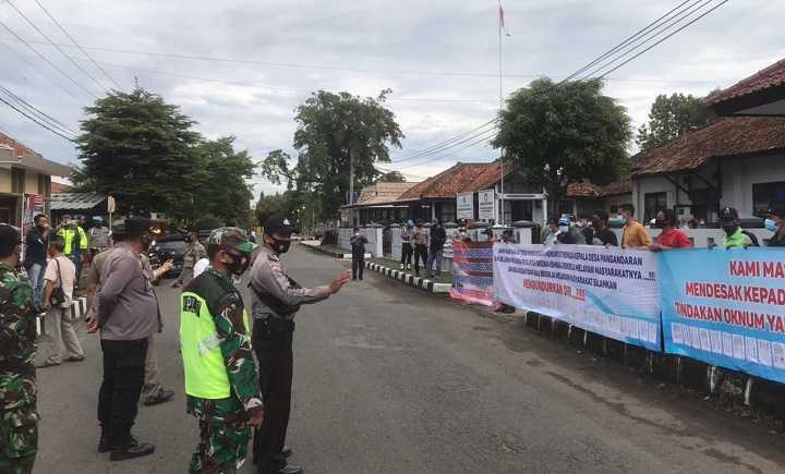 Puluhan Massa Aliansi Masyarakat Peduli Desa Pangandaran Datangi Desa Pangandaran