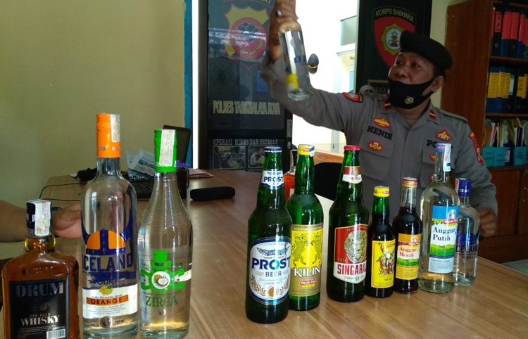 Ratusan Botol Miras Siap Edar Disita Polisi