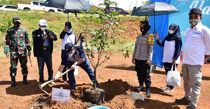 Peringati Hari Air Sedunia, Bendungan Leuwikeris Ditanami Pohon