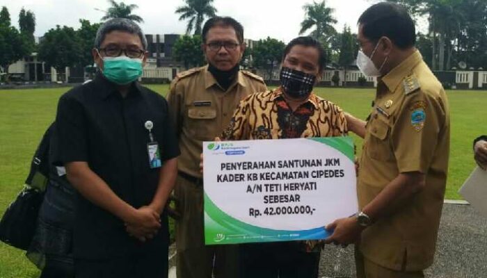 Plt Wali Kota Tasikmalaya Serahkan Santunan JKM ke-13 Penerima