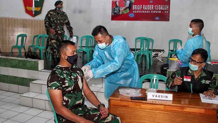Sukseskan Vaksinasi Covid-19, Ratusan Personil Denma Brigif Raider 13Galuh Divaksin
