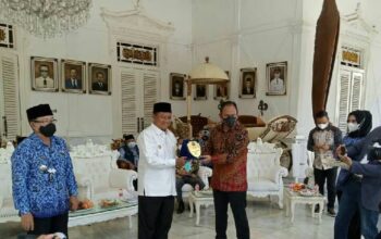 Wagub Jabar dan Bupati Cianjur Raih Penghargaan Kepala Daerah Pro Jurnalis