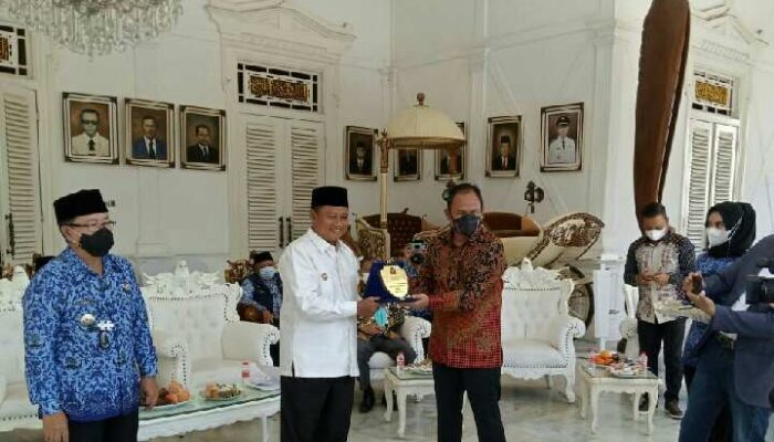 Wagub Jabar dan Bupati Cianjur Raih Penghargaan Kepala Daerah Pro Jurnalis
