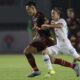KOTA SOLO (CM) - PSS Sleman berhasil menjadi juara ketiga Piala Menpora 2021 setelah berhasil mengalahkan PSM Makasar dengan skor 2-1 di Stadion Manahan Solo, Sabtu (24/04/2021). PSS Sleman langsung mengambil inisiatif serangan di menit-menit awal pertandingan. Bahkan di menit ketiga, mereka sudah mendapatkan peluang lewat tendangan bebas setelah Irkham Mila dilanggar. Namun sayang bola tendangan Kim Kurniawan masih bisa diamankan. Kembali Super Elja mendapatkan peluang mencetak gol di menit ke-10 melalui Irfan Jaya. Kemudian di menit ke-18 juga PSS Sleman mendapatkan kesempatan dari tendangan spekulasi yang dilepaskan oleh bek kiri Derry Rachman. Memasuki menit ke-30 PSS mendapatkan kesempatan tendangan penalti setelah Irkham Mila dijatuhkan oleh Hasyim Kipuw di kotak terlarang. Irfan Jaya berhasil mengeksekusi penalti dan mengubah kedudukan menjadi 1-0 untuk keunggulan PSS Sleman. Berada di atas angin, justru PSS harus kehilangan satu pemainnya, Fandri Imbiri, karena mendapatkan kartu merah setelah melakukan pelanggaran keras. Memasuki babak kedua, gantian PSM yang mengambil inisiatif menyerang mengingat mereka unggul jumlah pemain. Namun begitu, peluang emas justru lebih banyak didapatkan PSS melalui serangan balik. PSM akhirnya berhasil menyamakan kedudukan memasuki menit ke-59. Gol tercipta lewat tendangan bebas yang dilepas oleh Sutanto Tan. Namun kedudukan imbang ini tidak bertahan lama setelah Irkham Mila memasukan bola di menit ke-65. Mila mendapatkan umpan matang dari Nico Velez yang baru masuk di menit ke-64. Permainan menyerang kedua tim berlangsung sampai peluit tanda akhir pertandingan dibunyikan, namun tidak ada tambahan gol. Skor tetap 2-1 untuk kemenangan PSS Sleman. pemain yang baru masuk, Nico Velez mencetak gol pada menit ke-64. Tak sampai semenit di lapangan, Nico Velez mengirim umpan yang mampu diselesaikan menjadi gol oleh Irkham Mila di menit ke-65. Susunan Pemain: PSM (4-3-3): Hilman Syah (kiper); Muhammad Fahri, Hasyim Kipuw, Erwin Gutawa, Ahmad Hari (belakang); Rasyid Bakri, Muhammad Arfan, Sutanto Tan (tengah); Yance Sayuri, Saldi, Yakob Sayuri (depan) Pelatih: Syamsuddin Batolla PSS (4-3-3): Miswar Saputra (kiper); Bagus Nirwanto, Fandri Imbiri, Wahyu Sukarta, Derry Rachman (belakang); Misbakus Solikin, Fitra Ridwan, Kim Kurniawan (tengah); Irkham Mila, Rafi Angga, Irfan Jaya (depan) Pelatih: Dejan Antonic