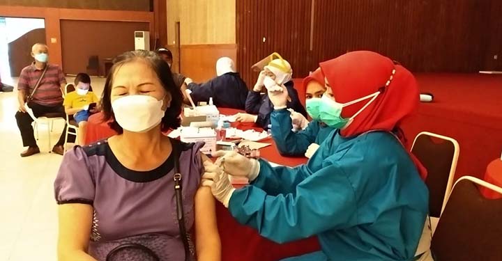 Plt Wali Kota Tasikmalaya Apresiasi Vaksinasi Lansia Tionghoa