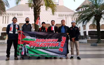 Muslim  Kota Tasik Kibarkan Bendera Palestina di Puncak Galunggung
