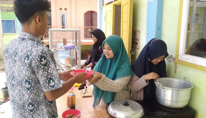 Pintar Melihat Peluang, Siswi Ini Buka Usaha Disekolahnya