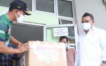 DPRD Jawa Barat Bagikan APD untuk Tenaga Kesehatan di Bandung