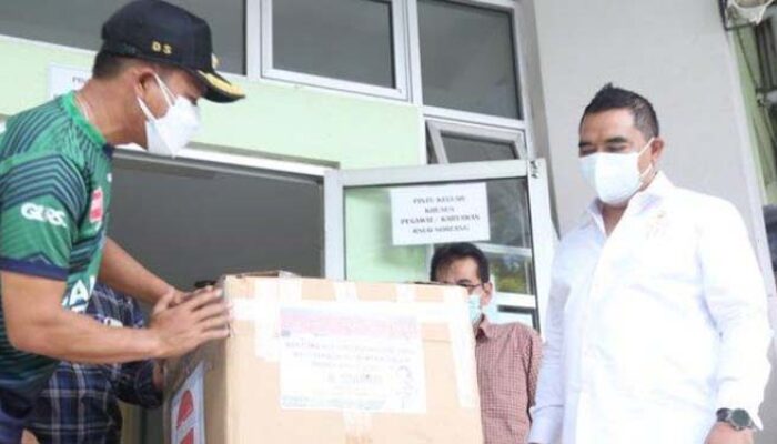 DPRD Jawa Barat Bagikan APD untuk Tenaga Kesehatan di Bandung