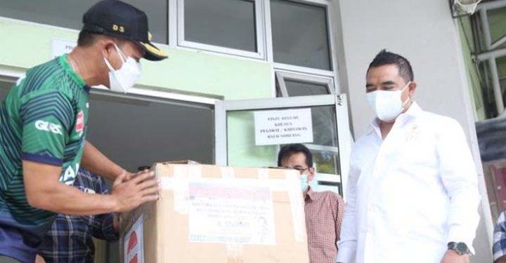 DPRD Jawa Barat Bagikan APD untuk Tenaga Kesehatan di Bandung