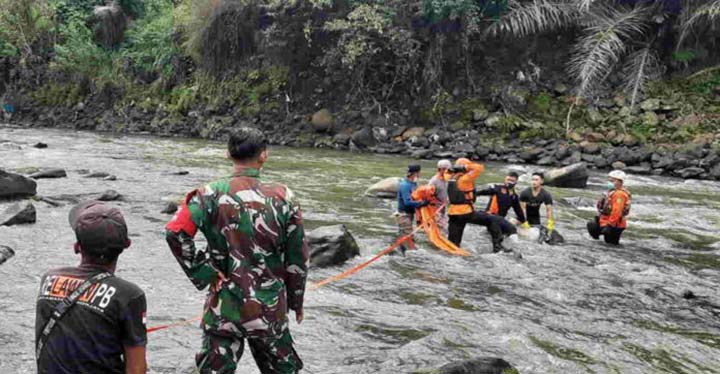 Diduga Bunuh Diri, Seorang Warga Tewas Loncat Dari Jembatan Cirahong