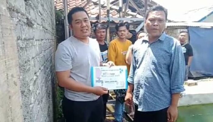 Calon Kades Mekarsari Berikan Bantuan Sumber Air Bersih Bagi Warga