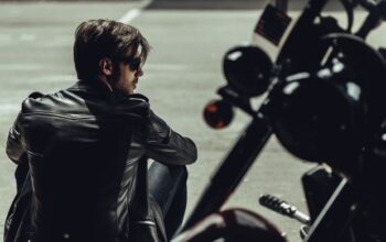 Jangan Lupa Pakai Jaket Kulit! Berikut Tips Aman Berpergian Saat Musim Hujan