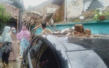 Rumah Kontrakan di Tasikmalaya Ambruk Timpa Mobil Tetangga