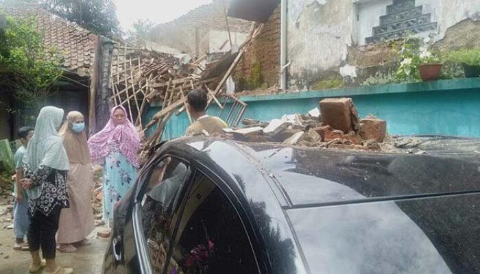 Rumah Kontrakan di Tasikmalaya Ambruk Timpa Mobil Tetangga