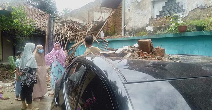 Rumah Kontrakan di Tasikmalaya Ambruk Timpa Mobil Tetangga