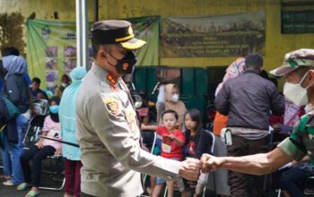 Kapolres Tinjau Gebyar Vaksin Presisi dan Pembagian Paket Sembako