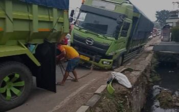 Lagi! Lubang Galian Kabel di Jalan Raya Padalarang Bikin Truk Tronton Terperosok
