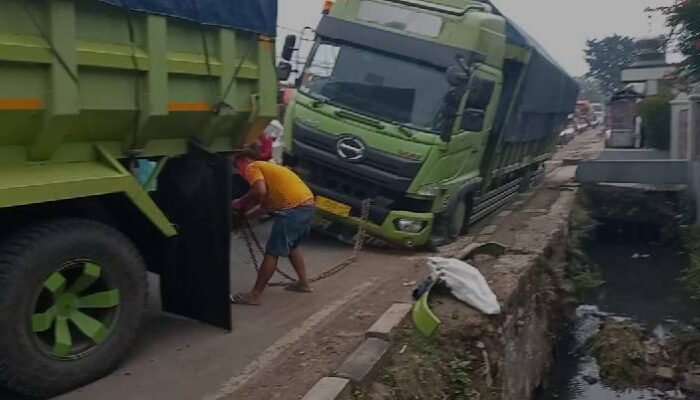 Lagi! Lubang Galian Kabel di Jalan Raya Padalarang Bikin Truk Tronton Terperosok