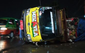 Truk Sampah Terguling di Padalarang, Galian Kabel Asal-asalan Jadi Sebab Kecelakaan