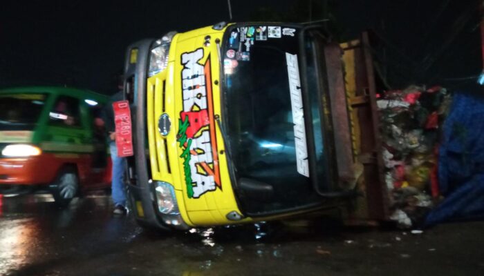 Truk Sampah Terguling di Padalarang, Galian Kabel Asal-asalan Jadi Sebab Kecelakaan