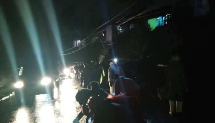 Brakkk, Halaman Rumah di Cikole Lembang Ambruk, Tutup Setengah Jalan Arah Subang