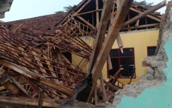 Sekolah MTs Darul Fikri di Cipongkor Ambruk Diterjang Hujan Deras