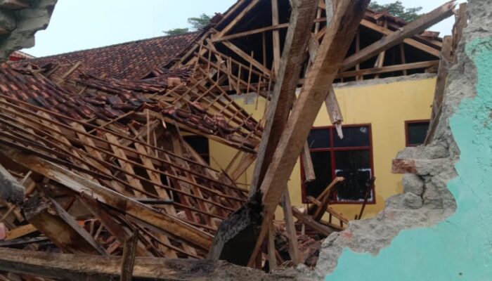 Sekolah MTs Darul Fikri di Cipongkor Ambruk Diterjang Hujan Deras