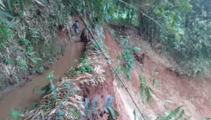 Jalur Bulak Balik Proyek KCJB di Cikalong KBB Mandeg, Akibat Longsoran Tebing Setinggi 20 Meter