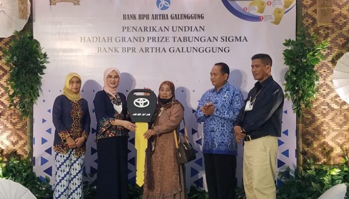 Karyati Bawa Mobil Toyota Agya Dalam Pengundian Sigma BPR Galunggung