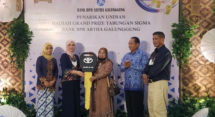 Karyati Bawa Mobil Toyota Agya Dalam Pengundian Sigma BPR Galunggung