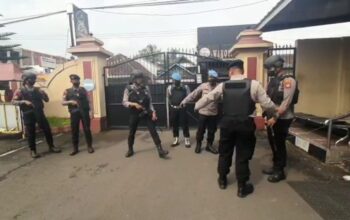 Berikan Rasa Aman Pasca Ledakan Bom Astana Anyar, Pintu Gerbang Polres Tasikmalaya Dijaga Ketat