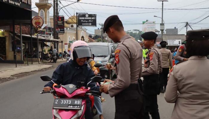 Polres Tasikmalaya Bagikan Takjil dan Buka Bersama Selama Bulan Ramadhan