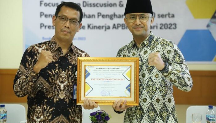 Hengky Menerima Penghargaan Dari KPPN Soal Penyerapan DAK Fisik