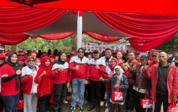 Partai PDI Perjuangan dan Taruna Merah Putih Jabar Serahkan Bantuan Sembako di Lembang