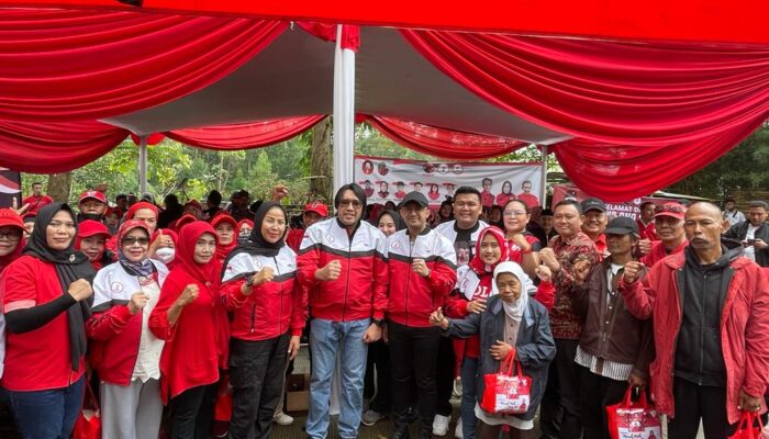 Partai PDI Perjuangan dan Taruna Merah Putih Jabar Serahkan Bantuan Sembako di Lembang