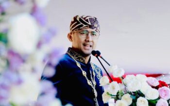 Unik! Peringati Hardiknas dan Harkitnas, Hengky Kenakan Pakaian Adat