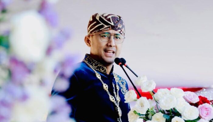 Unik! Peringati Hardiknas dan Harkitnas, Hengky Kenakan Pakaian Adat