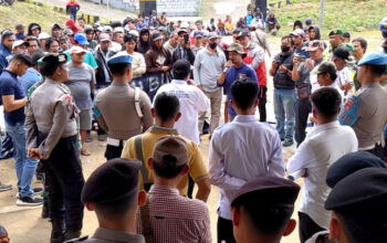 Diduga Gelapkan Dana Desa, Warga Desa Sukawangun Sambangi Kades dan Desak Kepastian Pembangunan Jalan