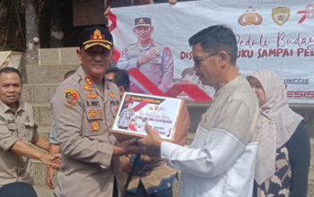 Wujudkan Literasi di Kampung Naga, Polres Tasikmalaya Berbagi Buku Gratis